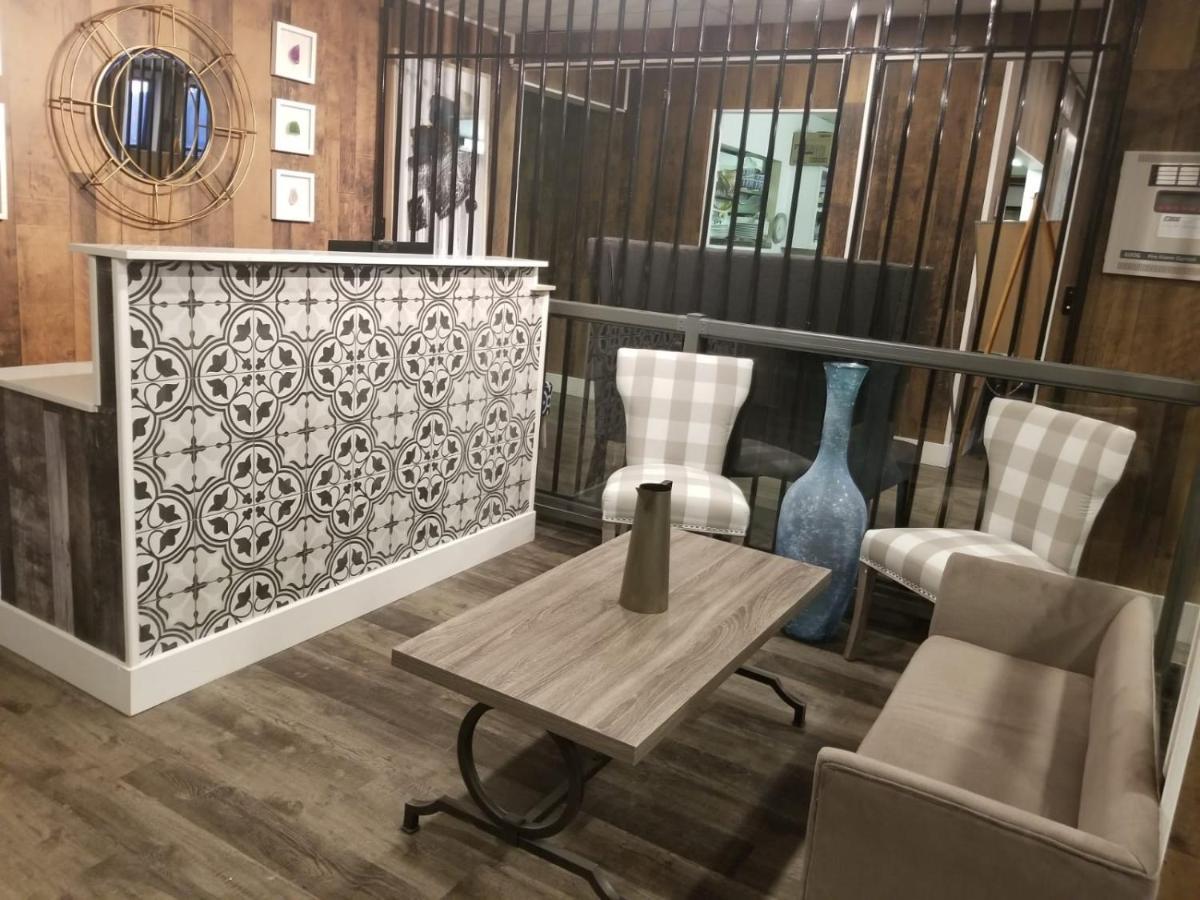 7 Day'S Hotel Lamont Exterior photo