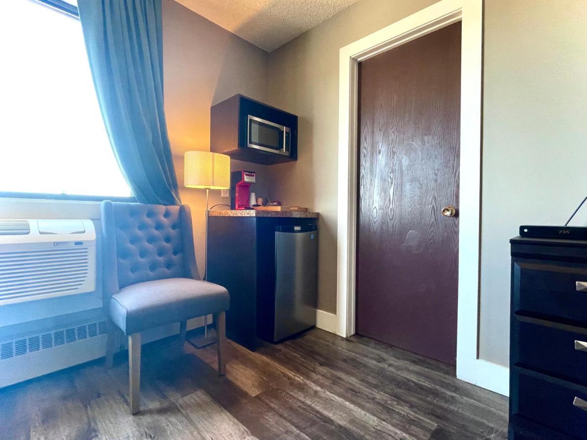 7 Day'S Hotel Lamont Exterior photo