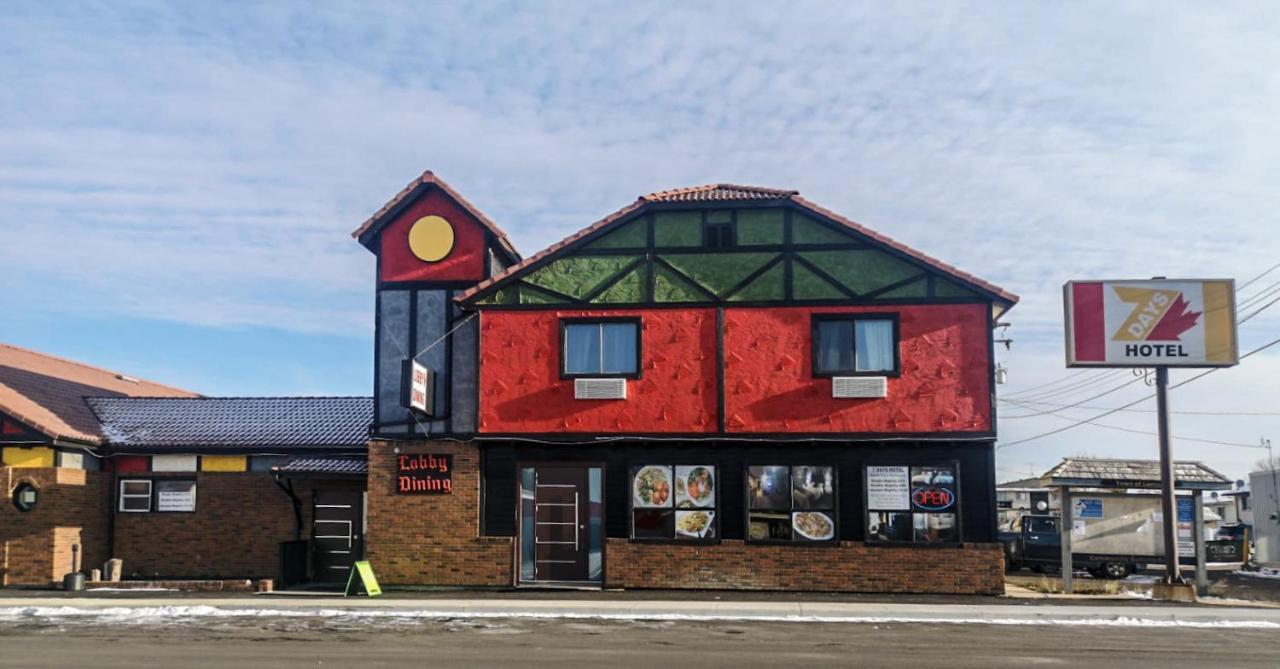 7 Day'S Hotel Lamont Exterior photo